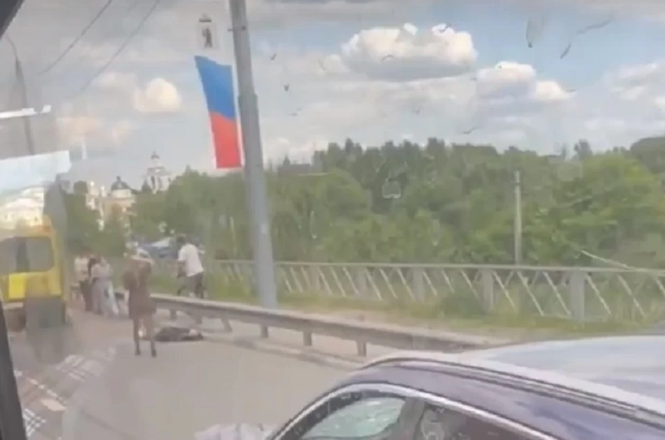 В Ярославле под колесами «Ниссана» погиб 20-летний молодой человек. ФОТО: группа "Ярославль LIVE" ВКонтакте