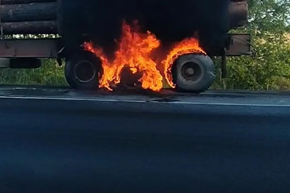 В сеть попало видео с горящей фурой на трассе Хабаровск – Владивосток Фото: скриншот из видео
