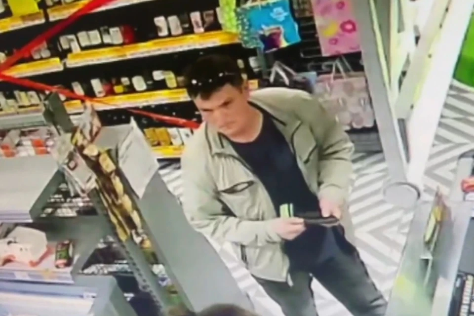 На запись камеры наблюдения попал предполагаемый преступник. Фото: скрин с видео УМВД России по Кировской области