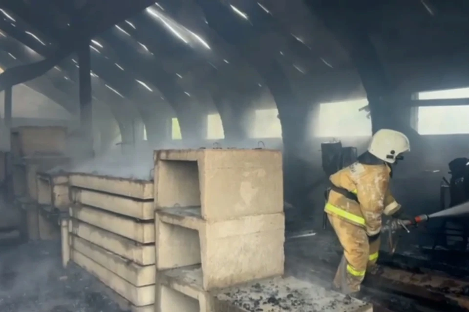 На месте работали семь пожарных расчетов. Фото: скрин с видео ГУ МЧС по Кировской области