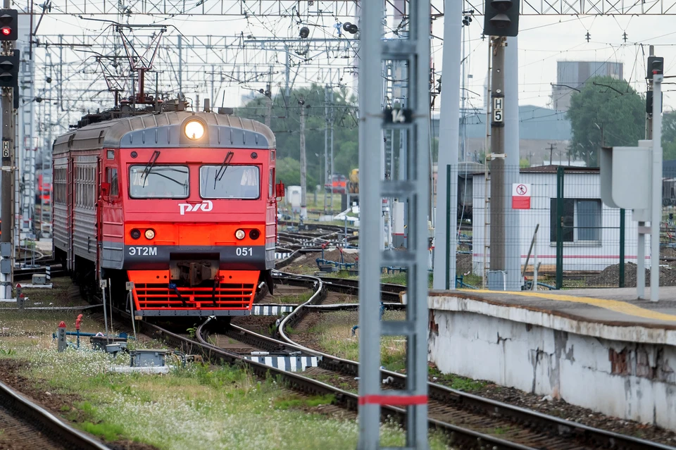 Расписание пригородных поездов на пяти направлениях изменится в День России.