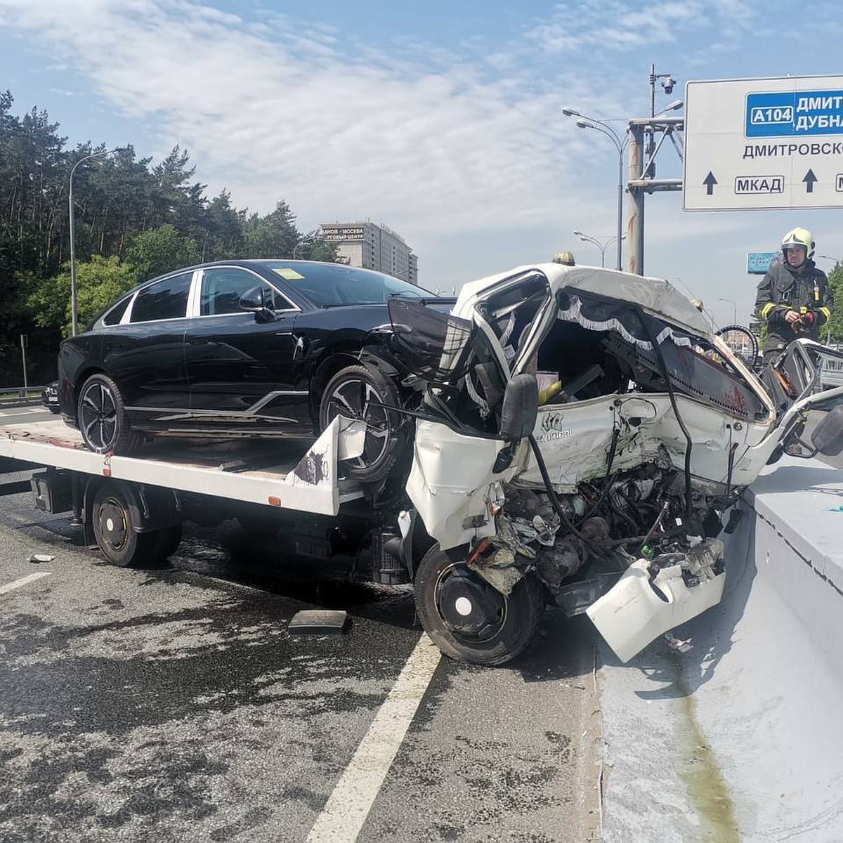 Водитель эвакуатора пострадал в ДТП с грузовиком на 95-м км МКАД в Москве -  KP.RU