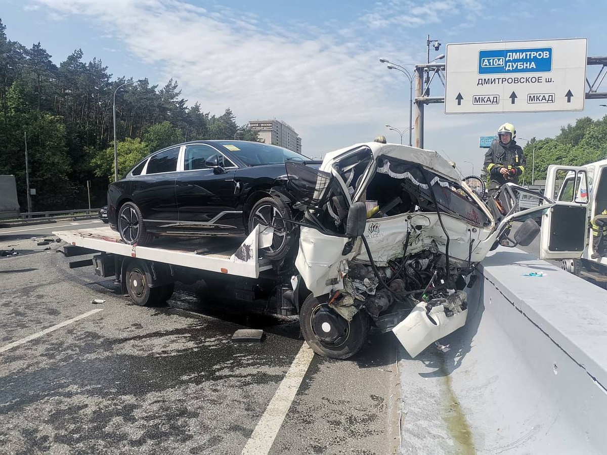 Водитель эвакуатора пострадал в ДТП с грузовиком на 95-м км МКАД в Москве -  KP.RU