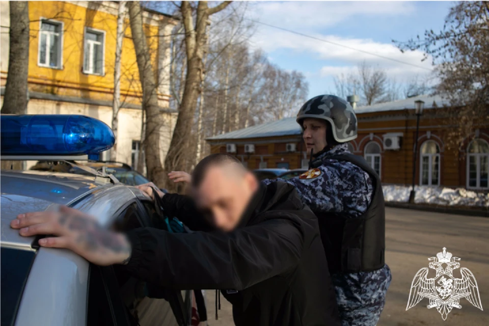 Патруль подъехал, пока продавщица отвлекала вора разговором. Фото: Росгвардия