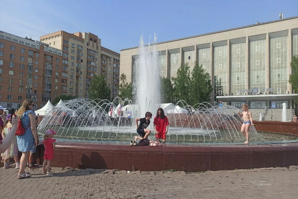Дети купаются в фонтанах.