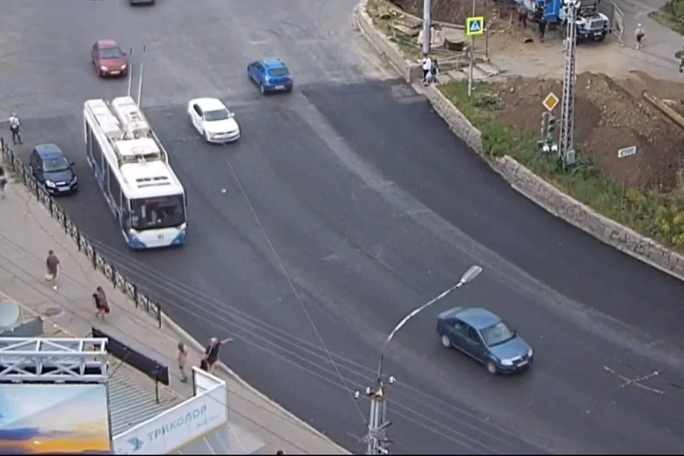 Женщина начала останавливать троллейбус и попала под него. Фото: скриншот видео Интерсвязи