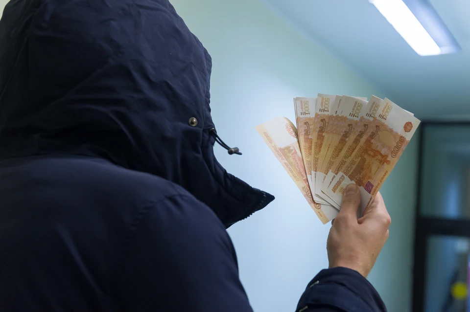 Мошенники заставили 71-летнего петербуржца отдать им более пяти миллионов рублей.