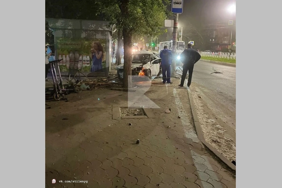 На улице Черновицкой легковушка въехала в дерево. Фото: RZN_Life