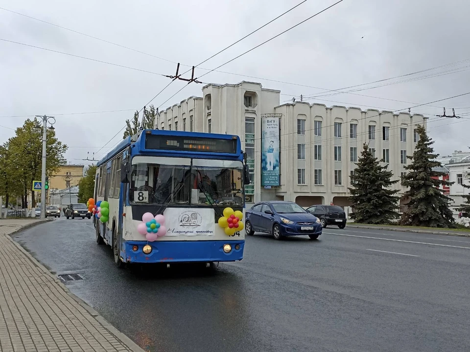 Литературный троллейбус. Фото областной научной библиотеки.