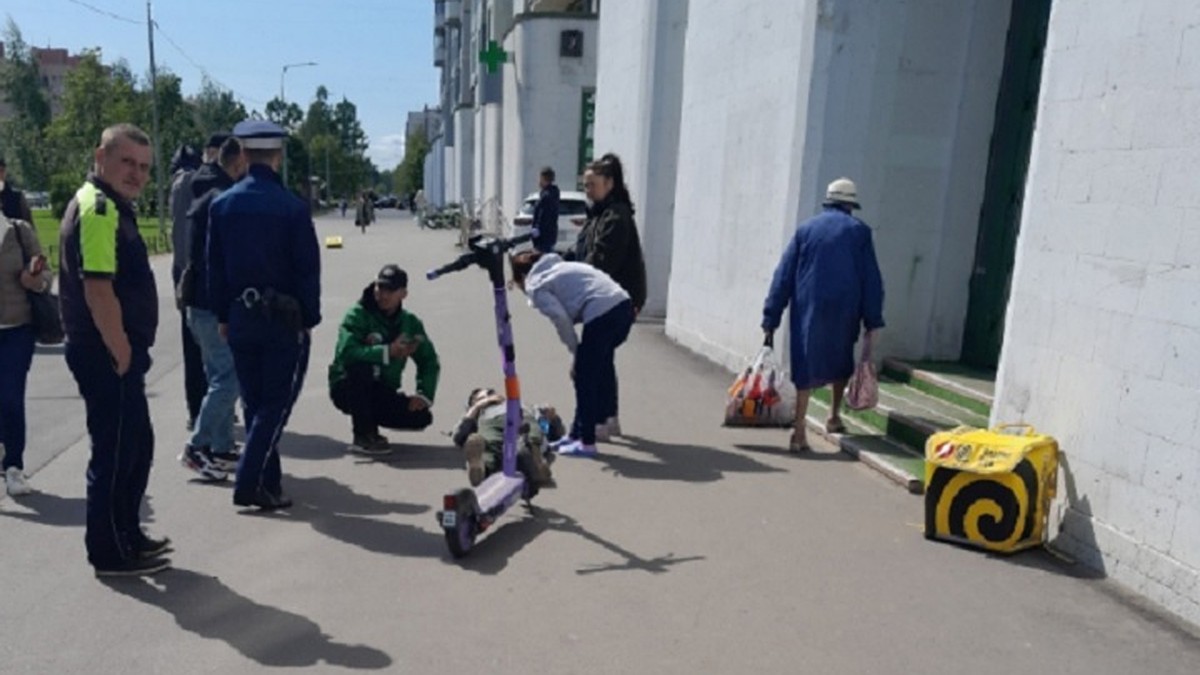 Самокатчик сбил женщину на Богатырском проспекте в Петербурге - KP.RU