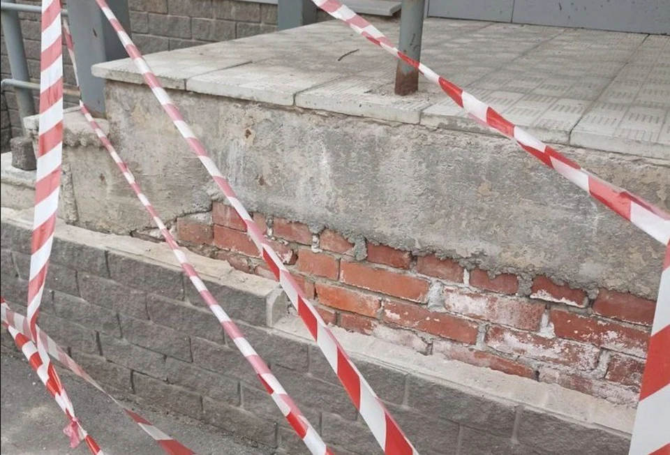 То самое крыльцо, около которого пострадал мальчик.