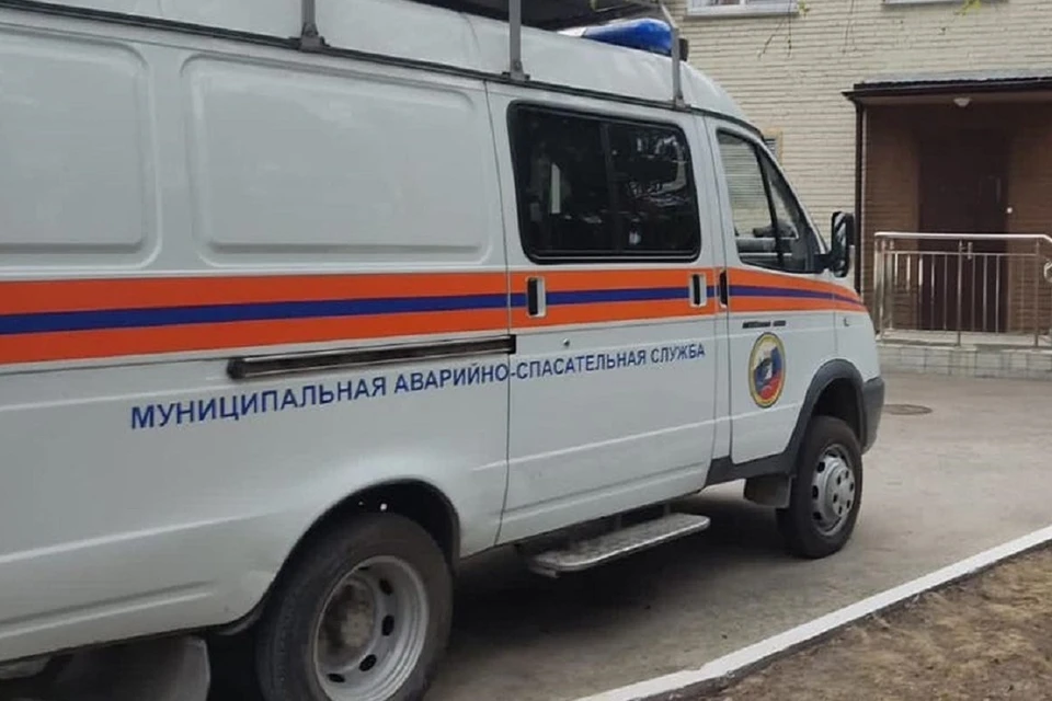 Новосибирцев напугал мужчина, опасно свисавший с балкона 9 этажа. Фото: МАСС.
