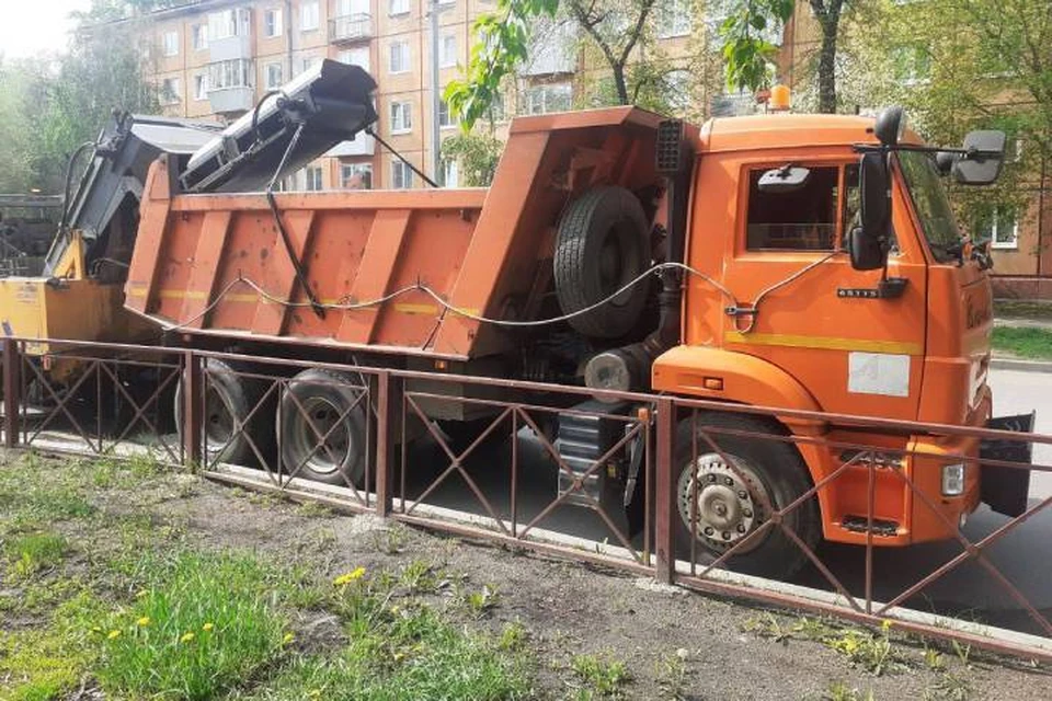 В Иркутске специалисты проводят восстановление гравийных дорог