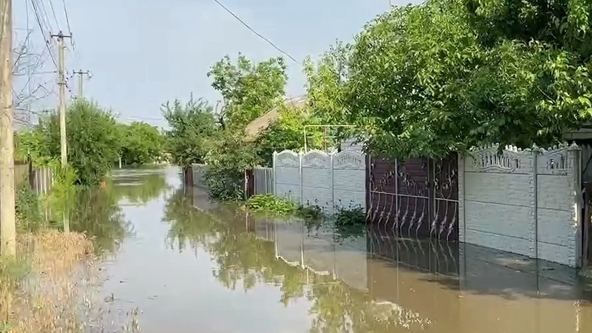 Не верят, что вода может подняться выше крыш»: после прорыва Каховской ГЭС  в Херсонской области затопило Голую Пристань - KP.RU