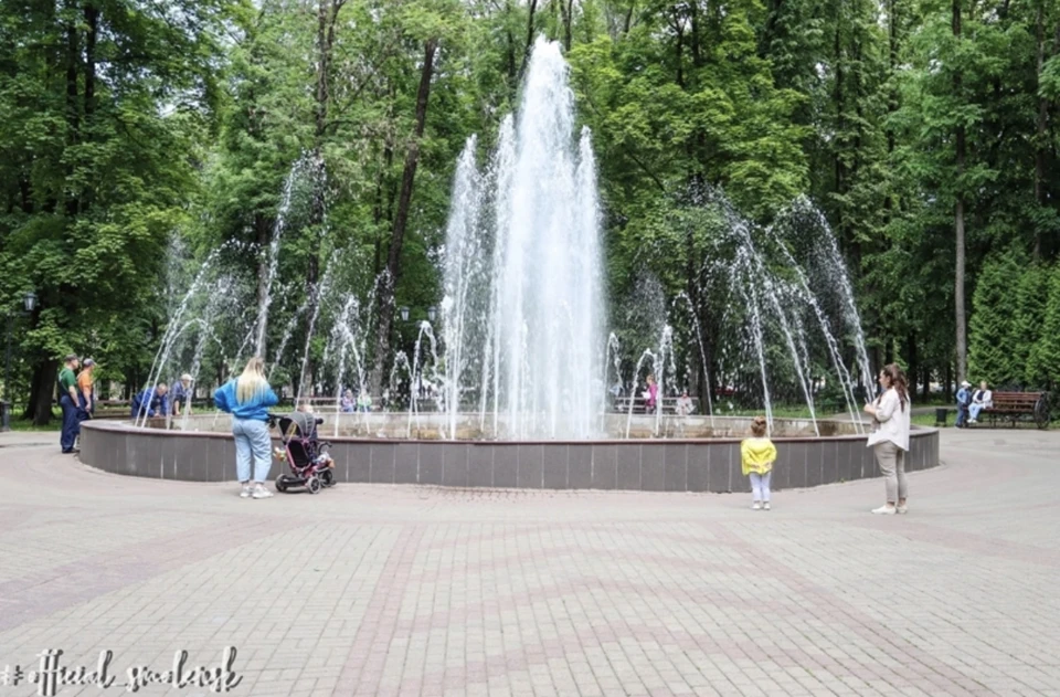 В Смоленске очистили центральный городской фонтан в саду Блонье. Фото: пресс-служба администрации города.