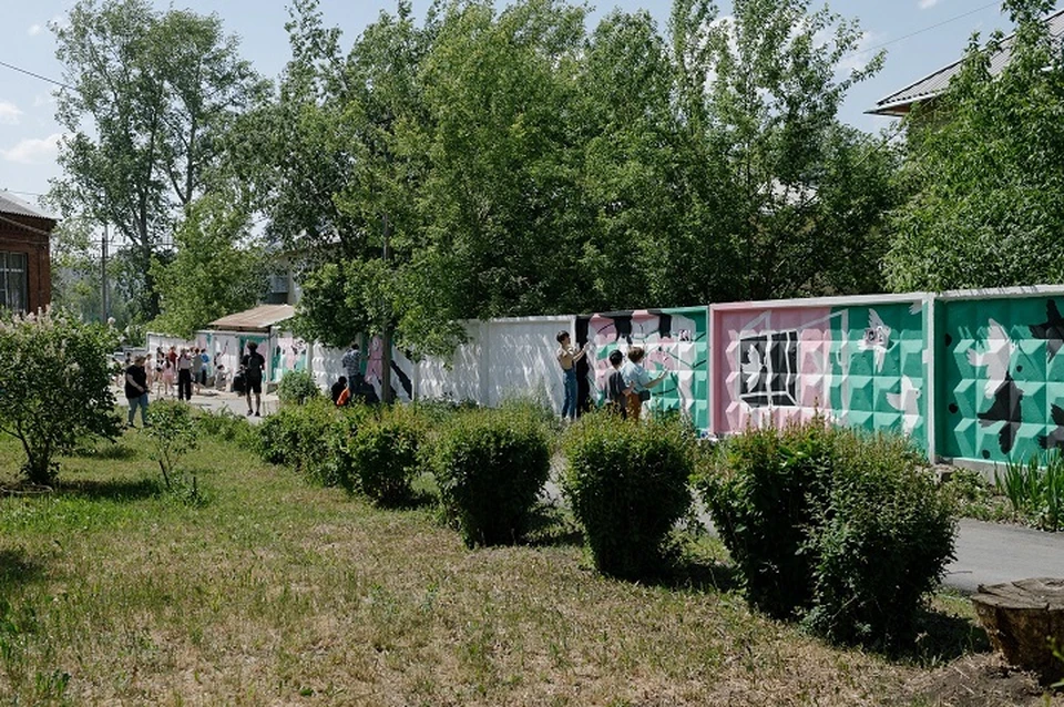 Мурал появился вошле школы-интерната №11. Фото: пресс-служба фестиваля паблик-арта "ЧО"
