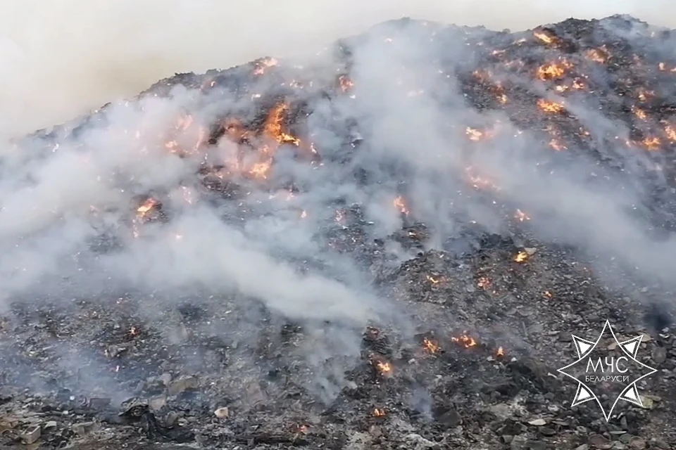 На полигоне твердых бытовых отходов в Смолевичском районе начался крупный пожар. Фото: стоп-кадр | видео МЧС