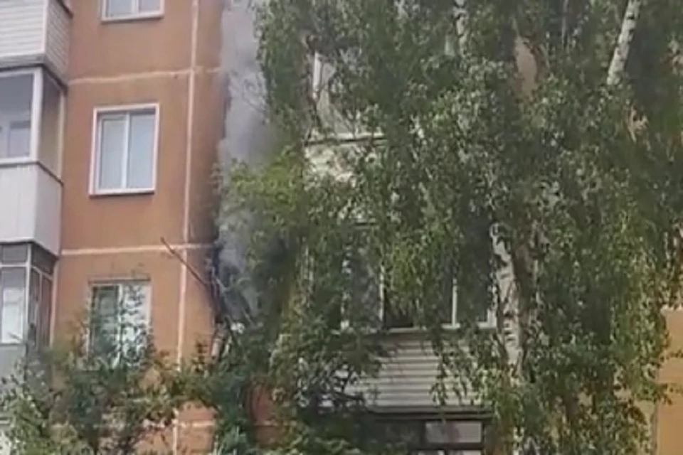 В Новосибирске на Индустриальной улице загорелась квартира в пятиэтажке. Фото: стоп-кадр // "Новосибирск с огоньком".