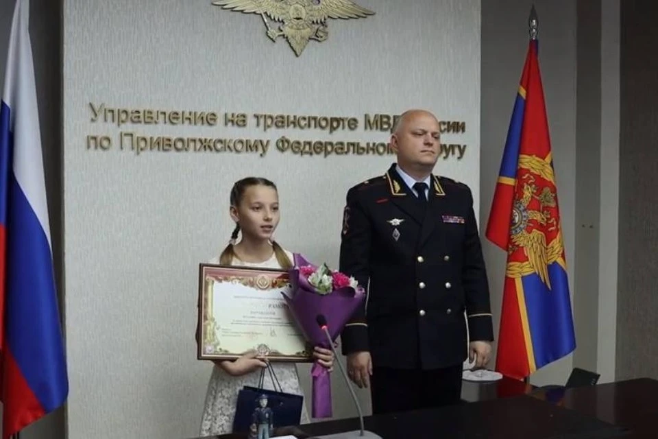 Девочка получила почетную грамоту от Министра внутренних дел Российской Федерации. ФОТО: Нижегородская транспортная полиция.