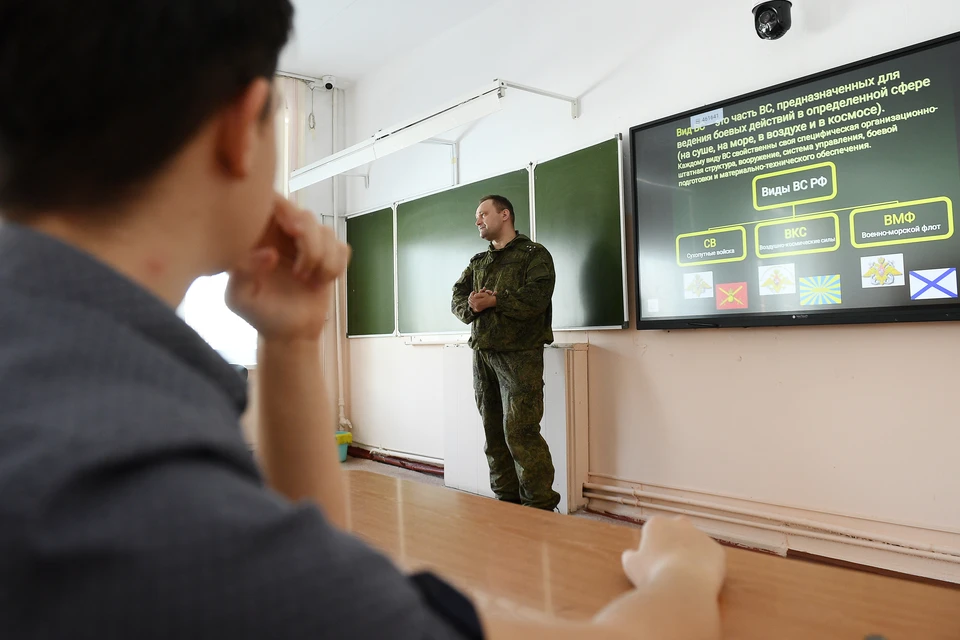 Во время занятия по начальной военной подготовке на уроке основ безопасности жизнедеятельности (ОБЖ) в средней школе. Фото: Николай Михальченко/ТАСС