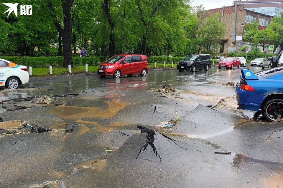 Сильно пострадавшая дорога на улице Давыдова.
