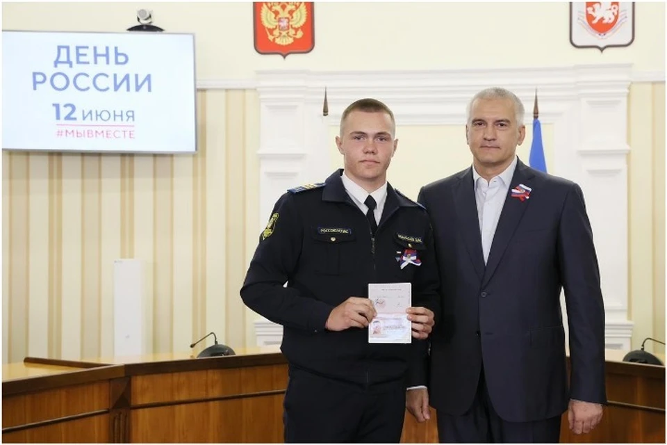 Сыну Михаила Афанасьева вручил паспорт глава Республики Крым Сергей Аксенов. Фото: Михаил Афанасьев/VK