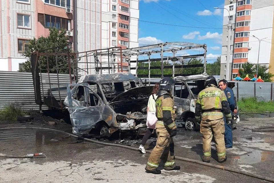 На стоянке в Рязани горели две «ГАЗели». Из-за разгерметизации газового оборудования во время пожара произошел взрыв. Фото: t.me/rzncity