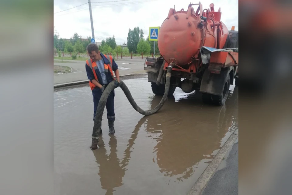 Откачивают воду на тротуарах, пешеходных переходах и возле школ.