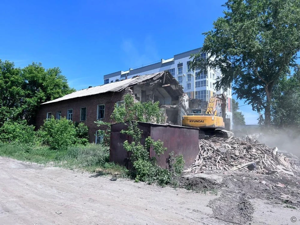 В начале июня подрядчик смог приступить к сносу дома