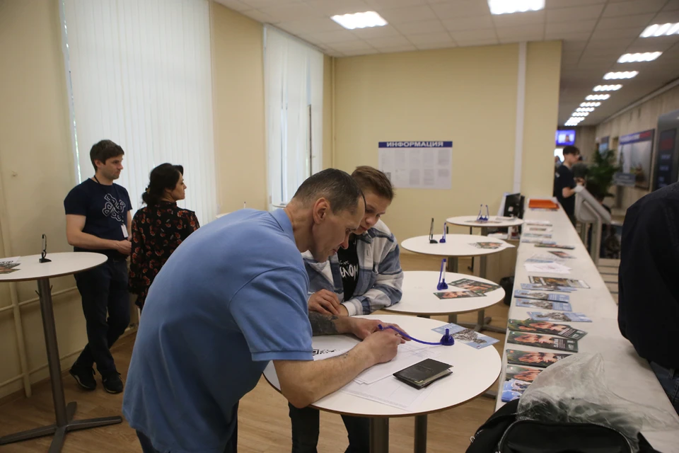 В пункте на улице Яблочкова будущие контрактники заполняют анкету и проходят медкомиссию. Фото: Ярослав ЧИНГАЕВ.