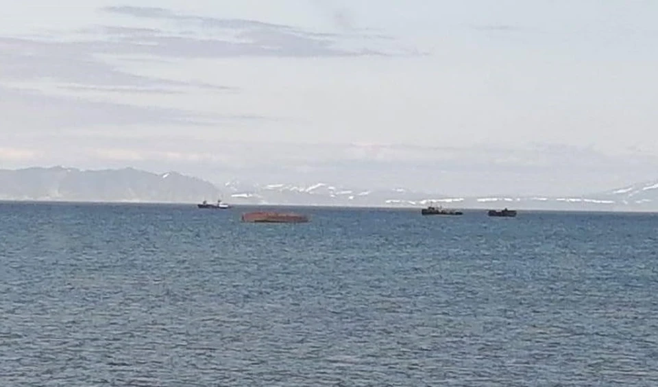 Плашкоут перевернулся в бухте Гертнера в Магаданской области Фото: Дальневосточная транспортная прокуратура