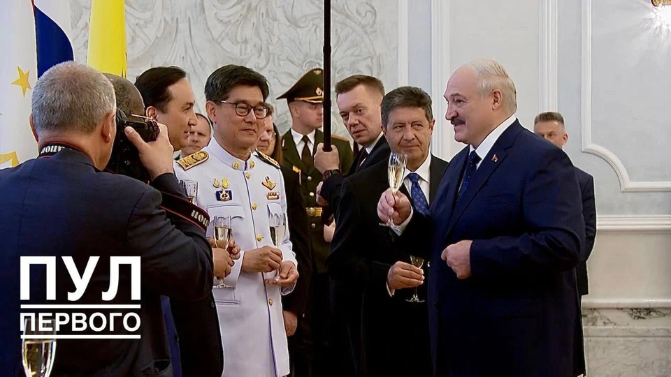 Стало известно, какое шампанское наливают в бокалы президента Беларуси и послов на церемонии вручения верительных грамот. Фото: телеграм-канал «Пул Первого»