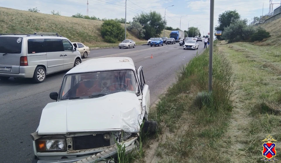 За рулем старенькой "четверки" ехал пожилой водитель.