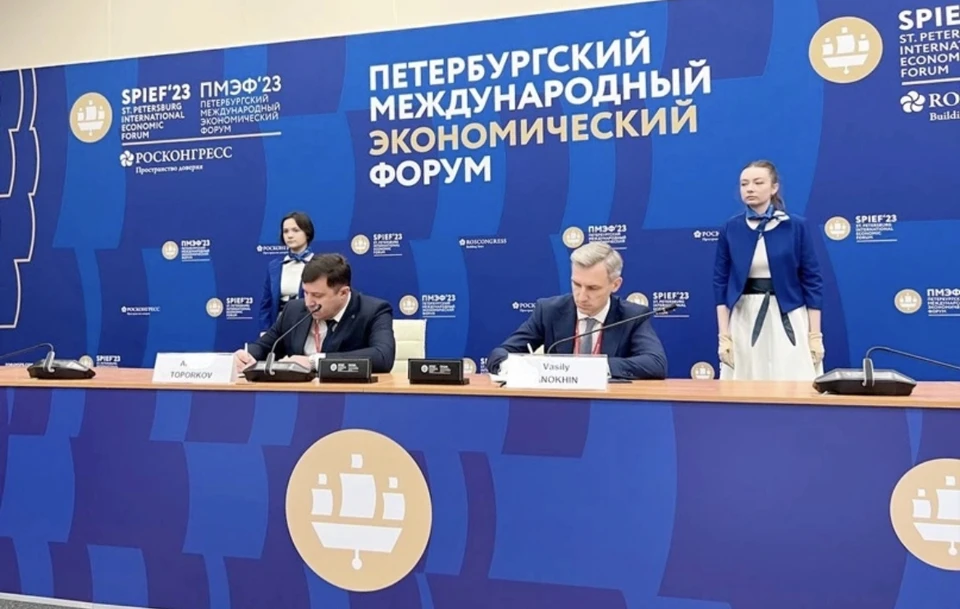 Смоленский авиационный завод расширит производство. Фото: страница врио губернатора Василия Анохина в соцсети.