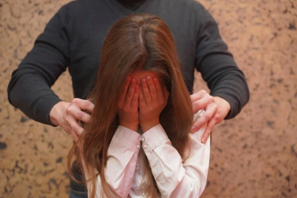 Девочку из Подмосковья от домогательств отчима спасли психологи из Магадана