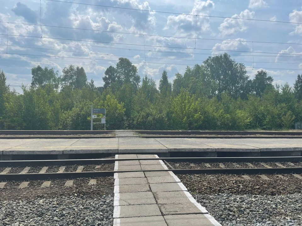 Женщины переходили пути перед перед приближающимся поездом. Фото: Центральное МСУТ СК России.