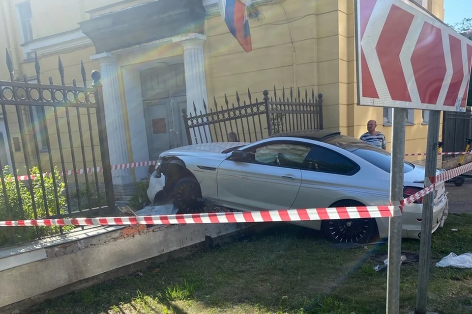 Иномарка снесла забор детской психиатрии на улице Чапыгина в Петербурге. Фото: vk.com/spb_today_unreleased
