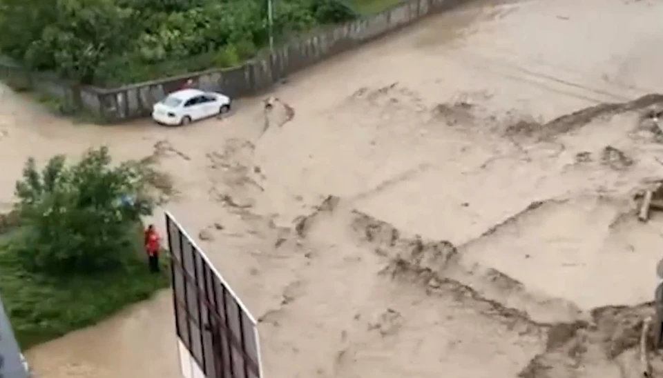 Дороги Владикавказа превращаются в реки Фото: стоп-кадр видео очевидца