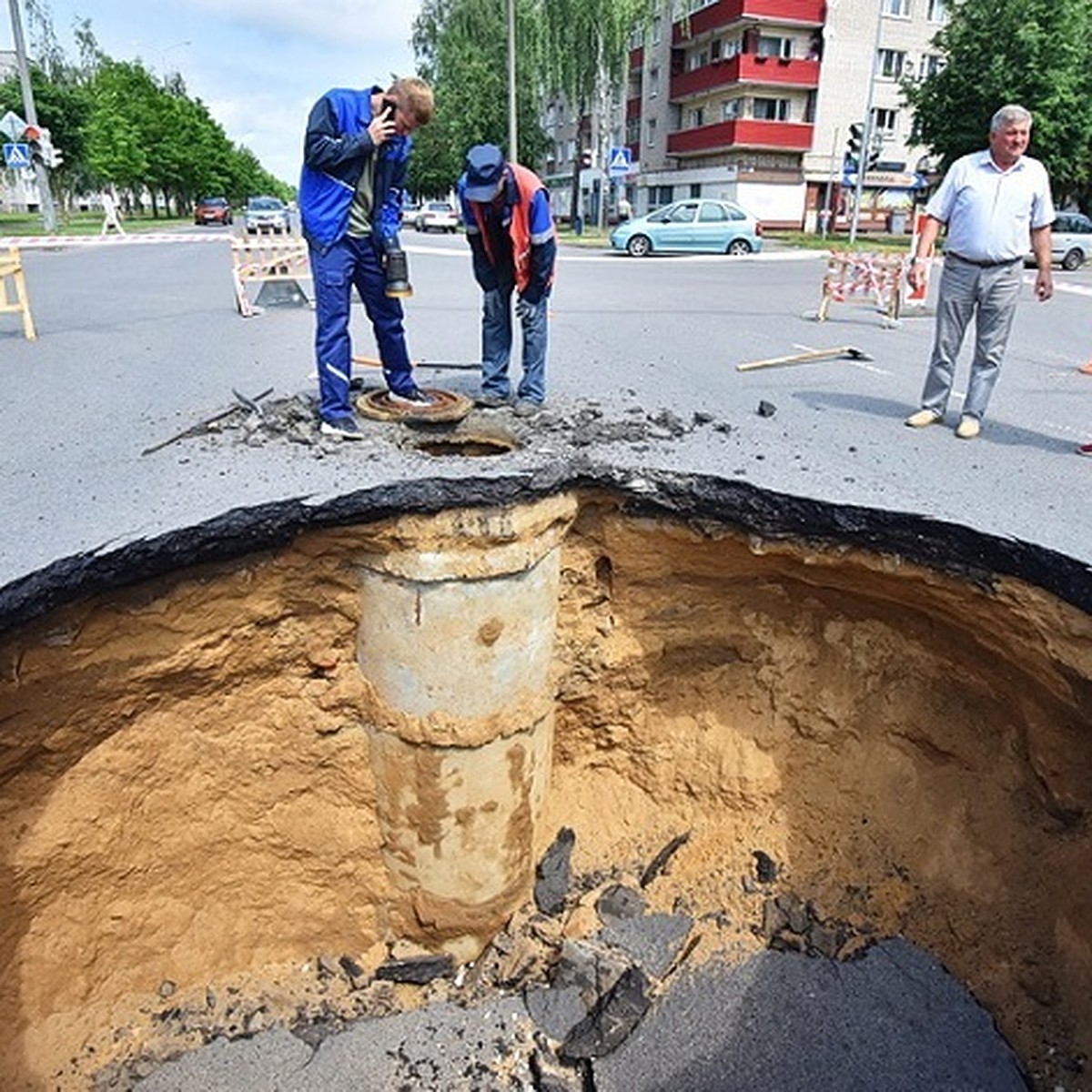 В Барановичах посреди оживленной улицы образовался огромный провал - KP.RU