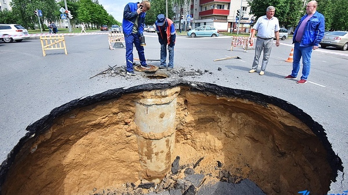 В Барановичах посреди оживленной улицы образовался огромный провал - KP.RU