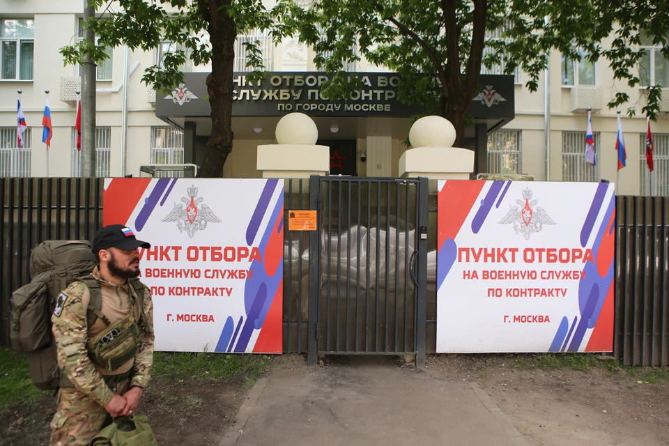 Посетители пункта на улице Яблочкова рассказали журналистам, почему они хотят отправиться защищать Родину. Фото: Ярослав ЧИНГАЕВ.