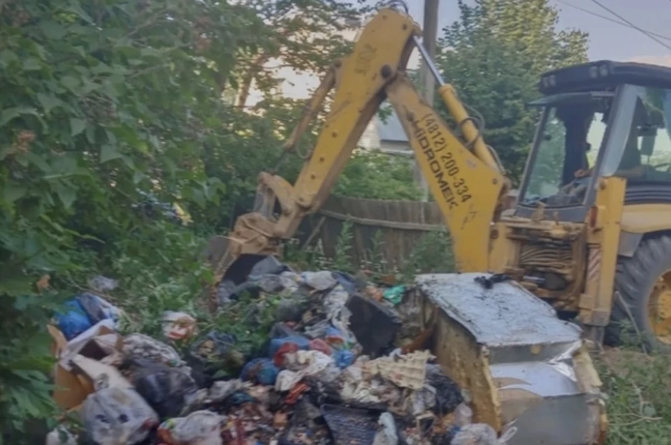 Со стихийной свалки в Смоленске вывезли более 11 тонн мусора. Фото: регоператор ТКО.