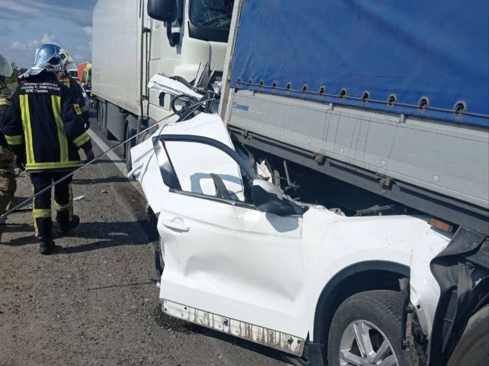 Два человека погибли в массовой аварии с тремя фурами и легковушкой у Стригинского моста