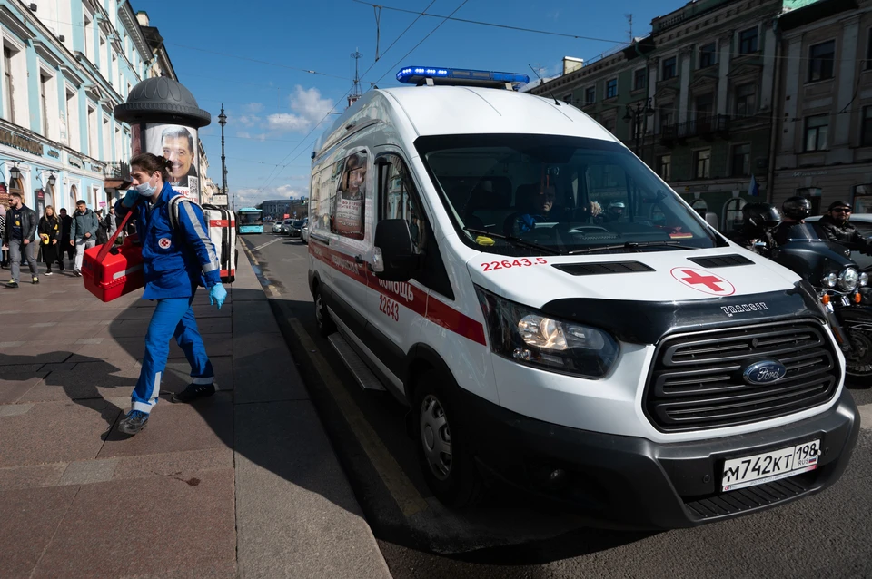 Рабочий упал с 20-метровой высоты и погиб в Петербурге.