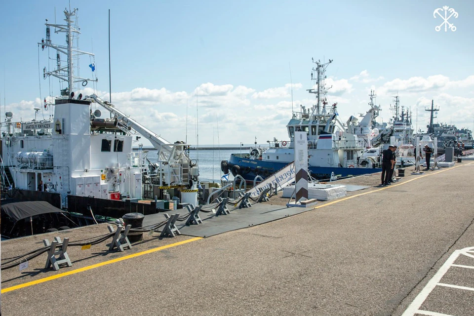 Военно морской салон 2024 в кронштадте программа. Военно морской салон в Кронштадте. Кронштадт корабль. Стоянка кораблей в Кронштадте.