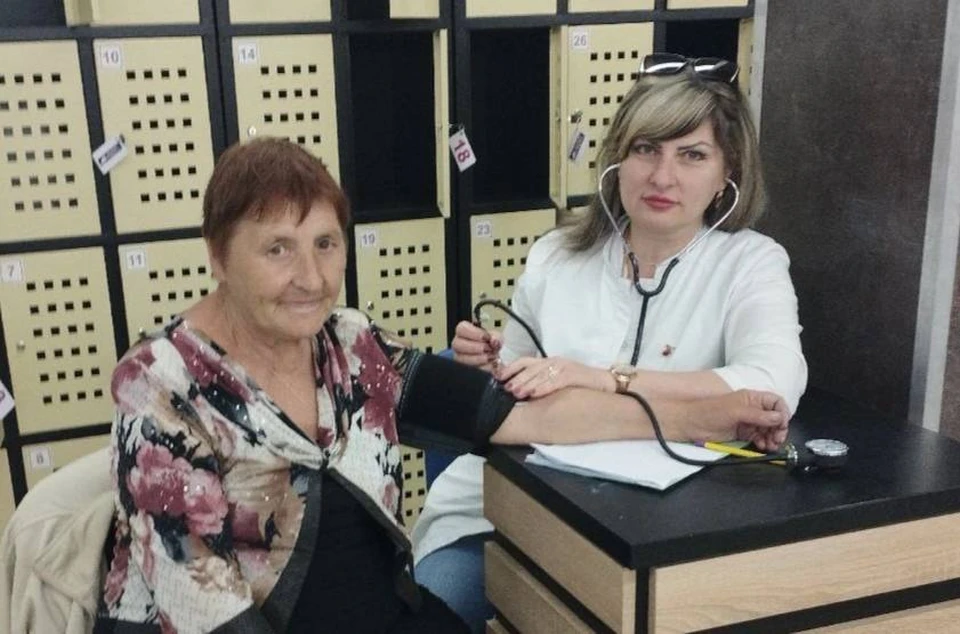Обратившимся гражданам измеряли артериальное давление. Фото: министерство здравоохранения ЛНР