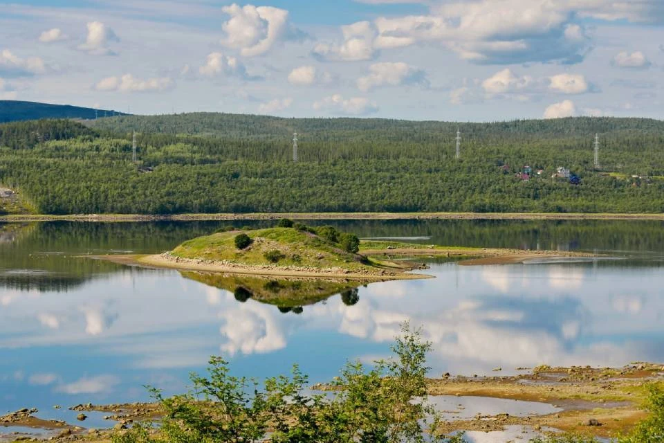 Вода в Коле прогрелась до +19, но купаться запрещено.