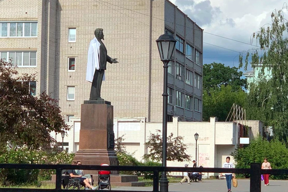 Михаил Иванович в белом халате смотрится хорошо. Вылитый доктор Чехов...