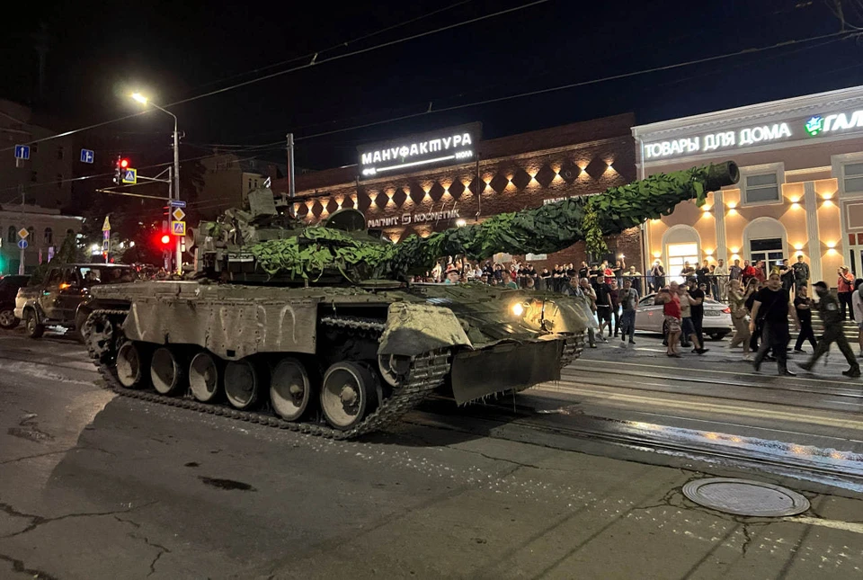 Застрявший в воротах ростовского цирка танк уехал
