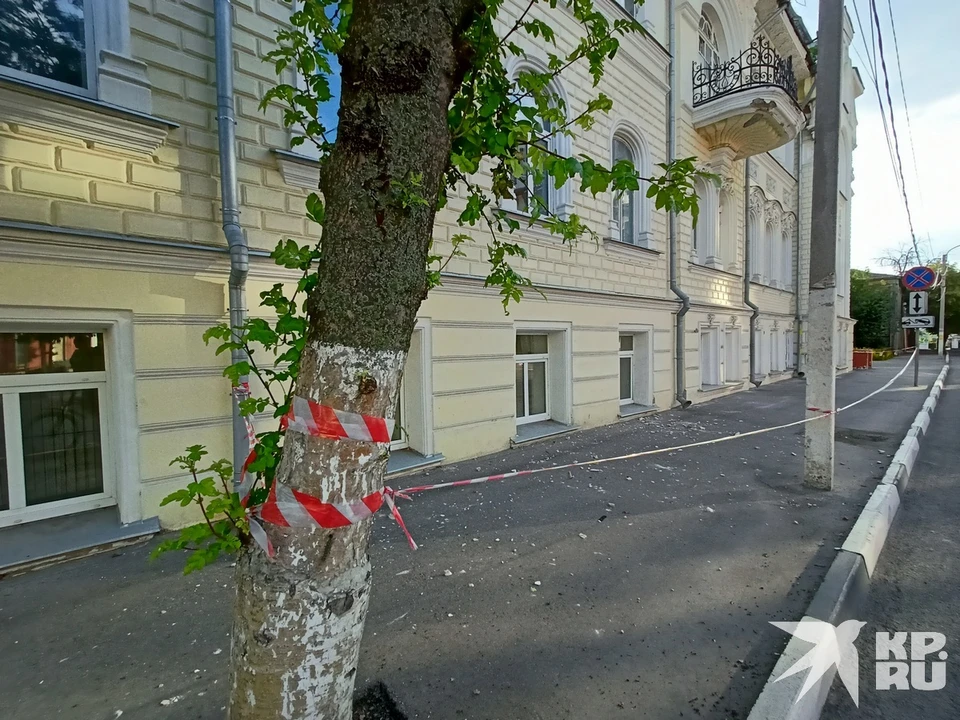 На улице Полонского в Рязани перекрыли часть тротуара.